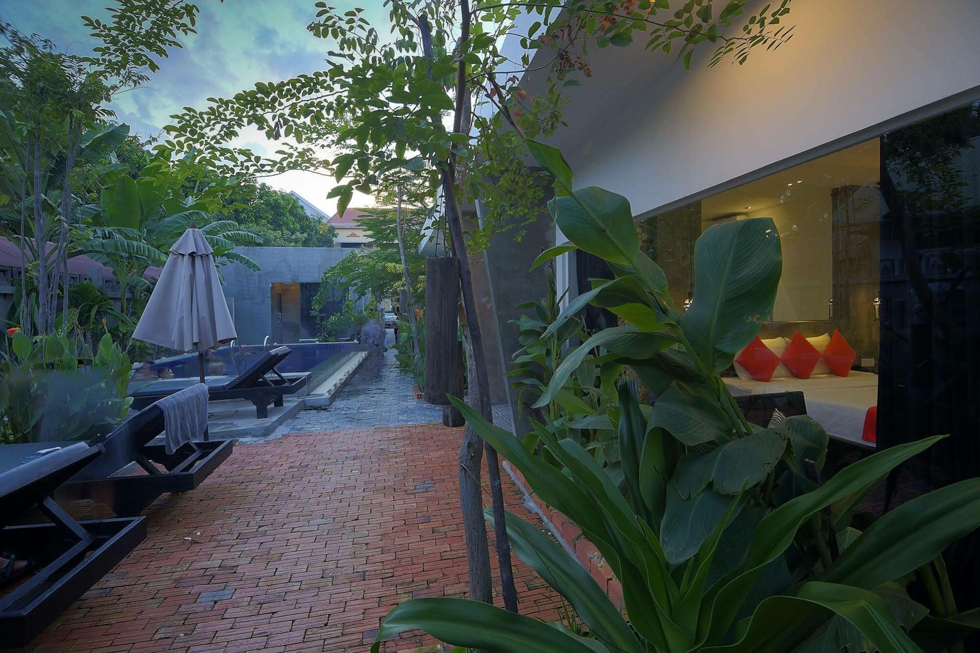 Fancy Boutique Villa Hotel Siem Reap Exteriör bild